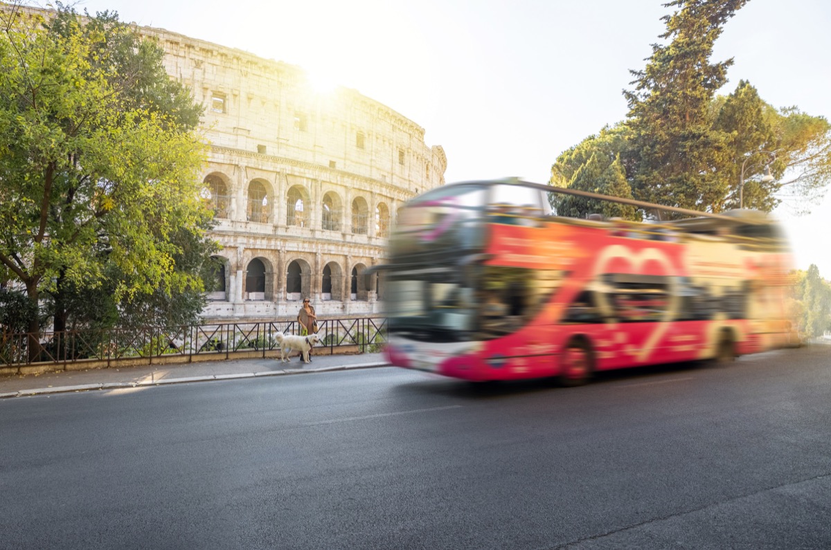 Bus à impériale rouge Hop-on Hop-off passant devant le Colisée, à Rome